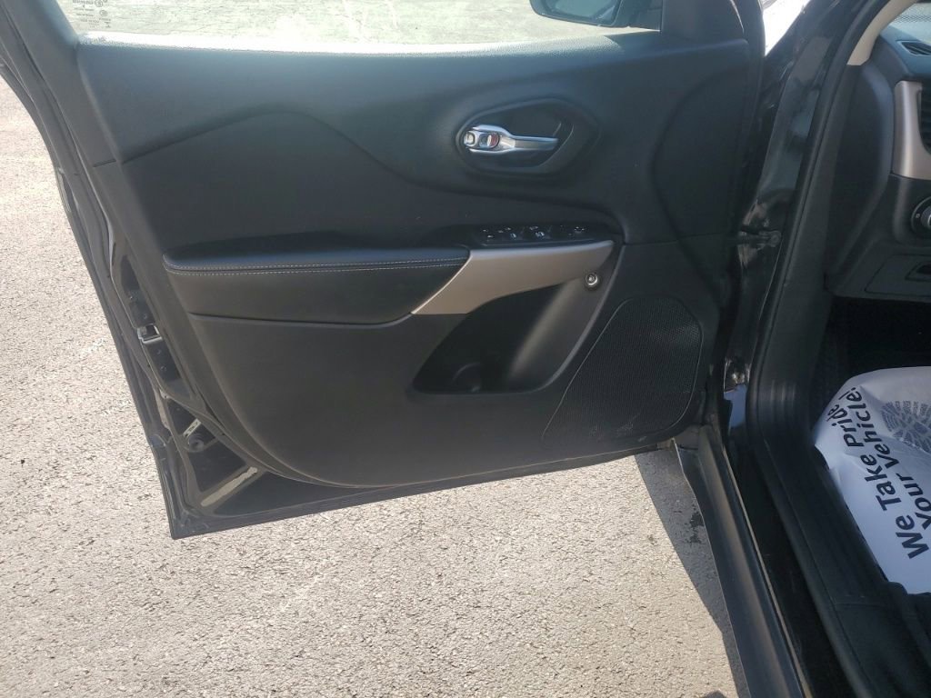 Used 2017 Jeep Cherokee Latitude w/ Comfort & Sound Group image 12