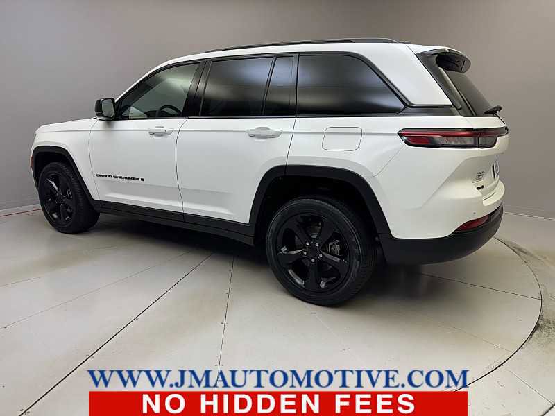 Used 2023 Jeep Grand Cherokee Limited w/ Black Appearance Package AWD/4WD image 3