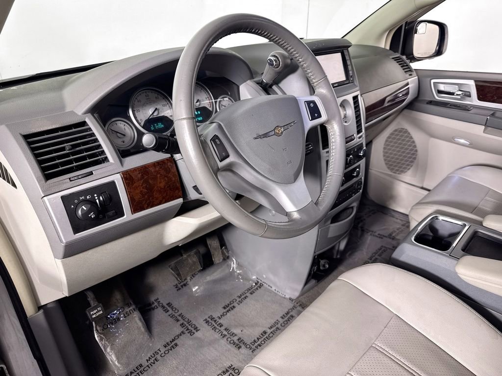 Used 2009 Chrysler Town & Country Touring image 9