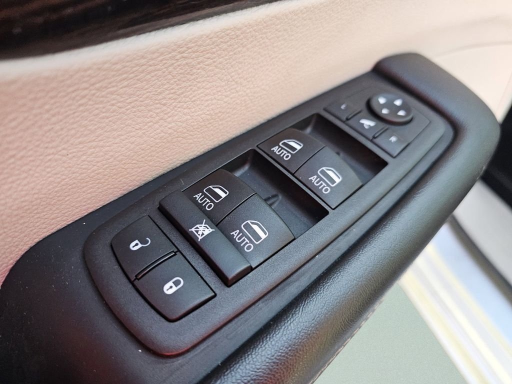Used 2023 Chrysler Pacifica Limited AWD/4WD image 29