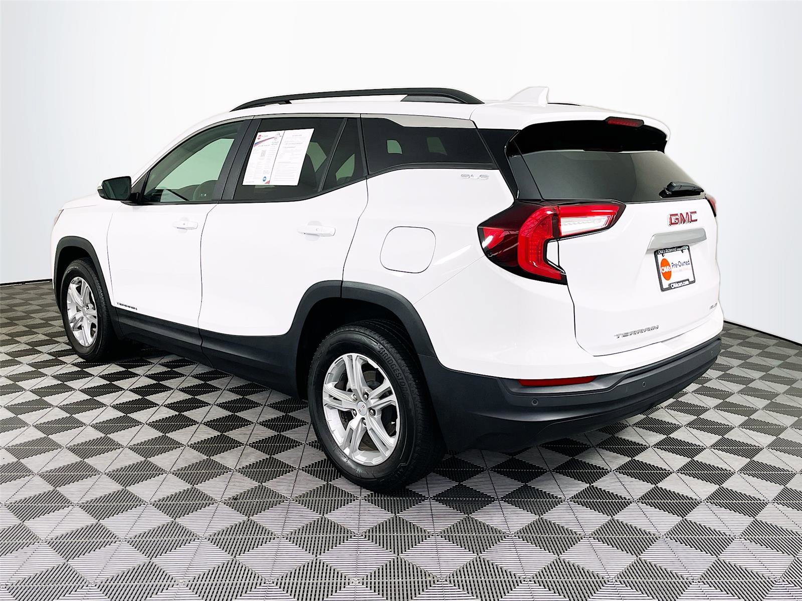 Used 2023 GMC Terrain SLE w/ Driver Convenience Package image 6