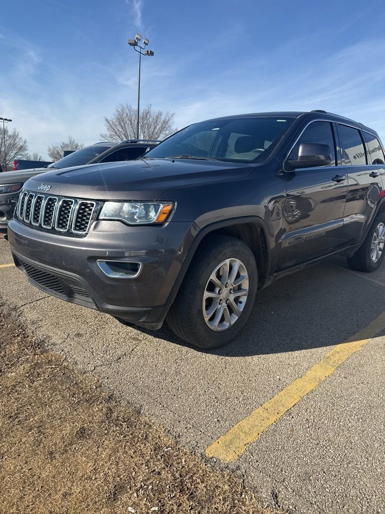 Used 2021 Jeep Grand Cherokee Laredo image 1