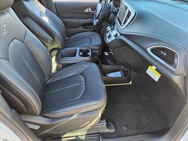 New 2026 Chrysler Pacifica Select image 16