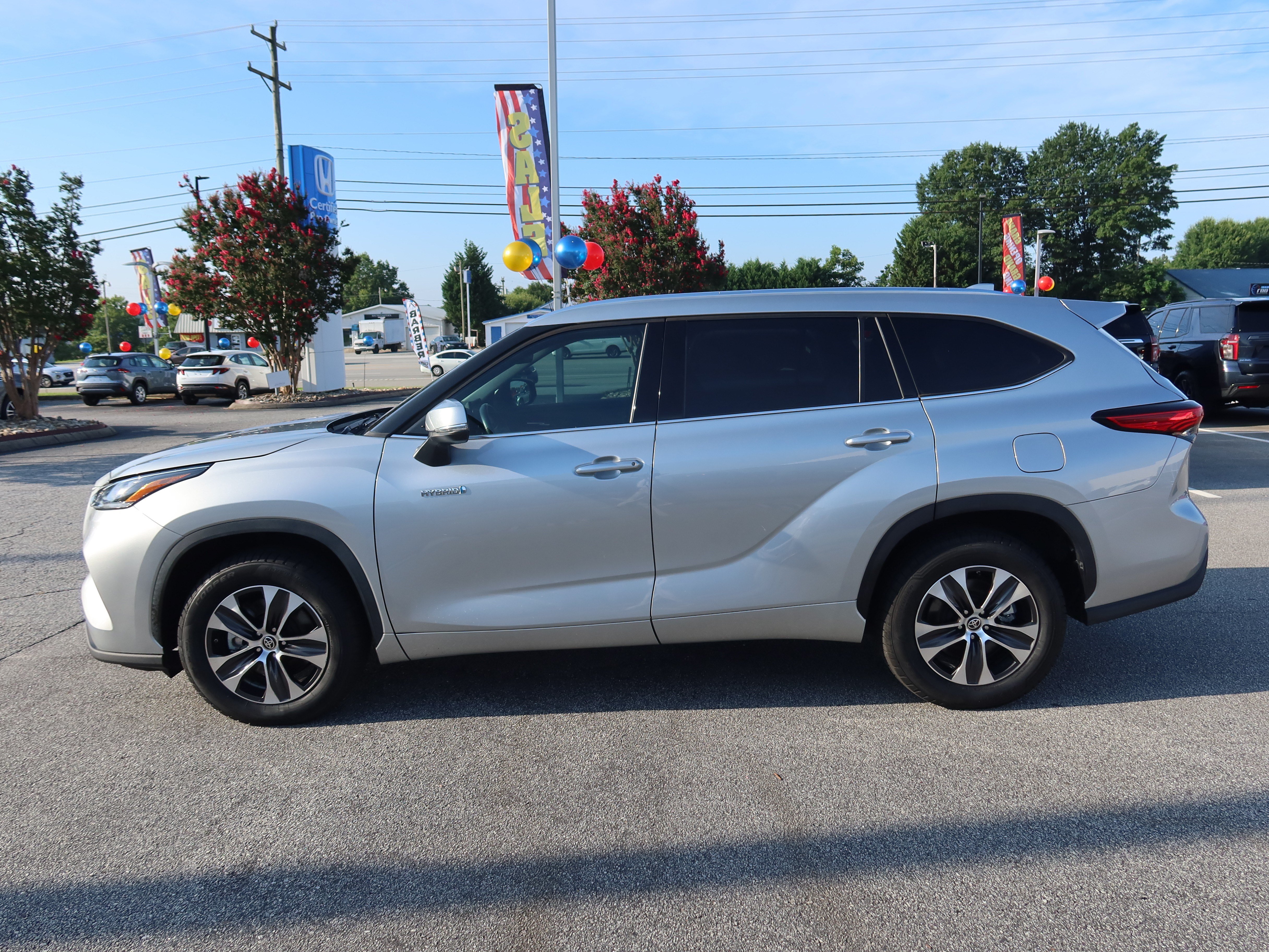 Used 2021 Toyota Highlander XLE FWD image 8