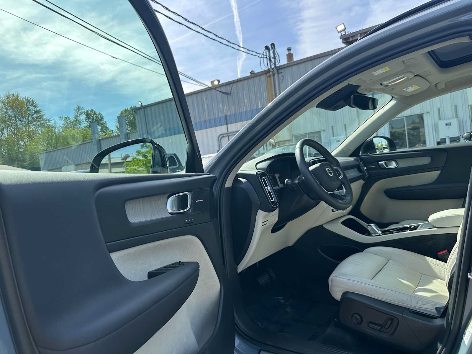 Certified 2023 Volvo XC40 B5 Plus w/ Driver Assist Package AWD/4WD image 21