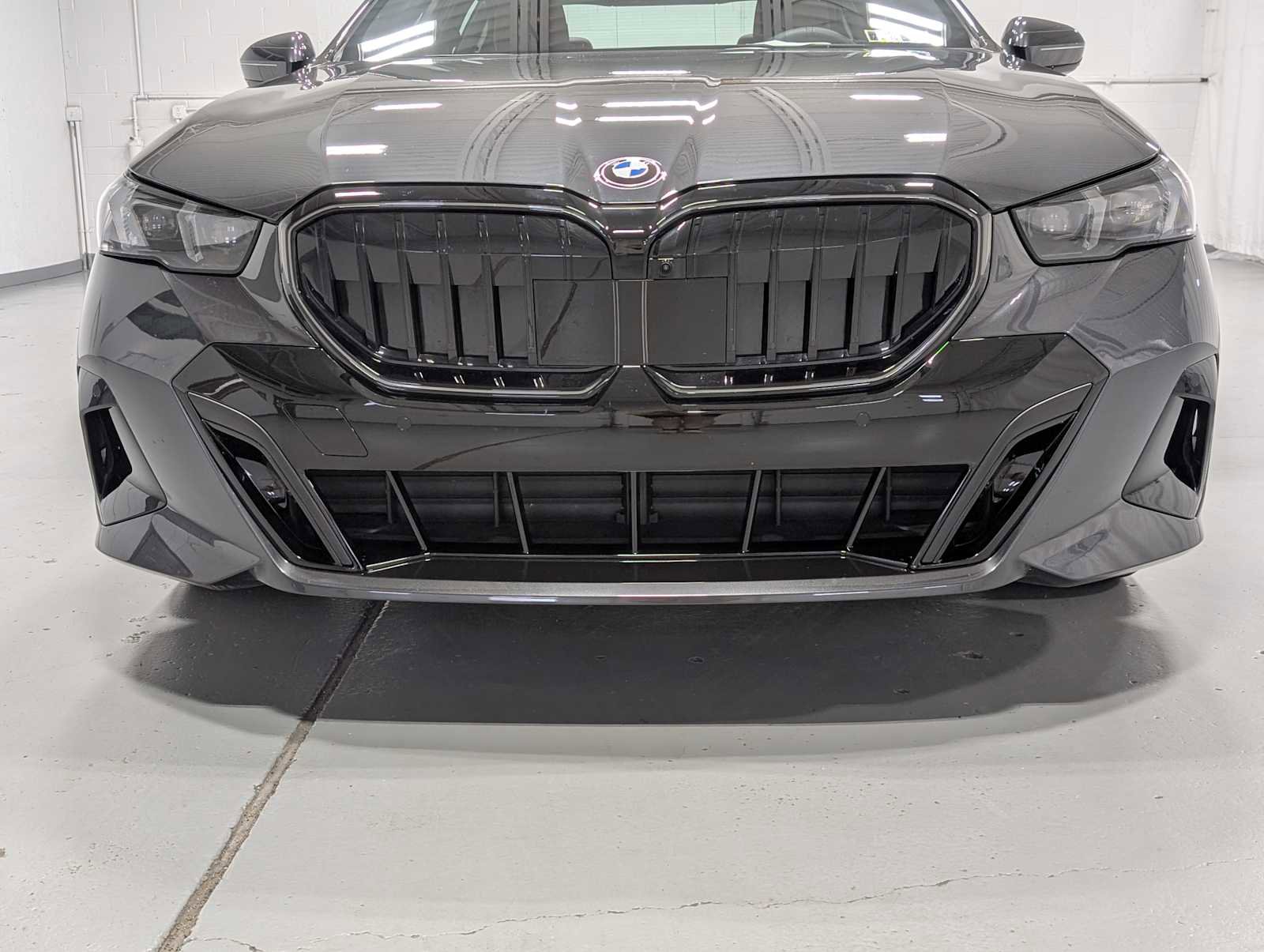 Used 2025 BMW 540i xDrive w/ Executive Package image 2