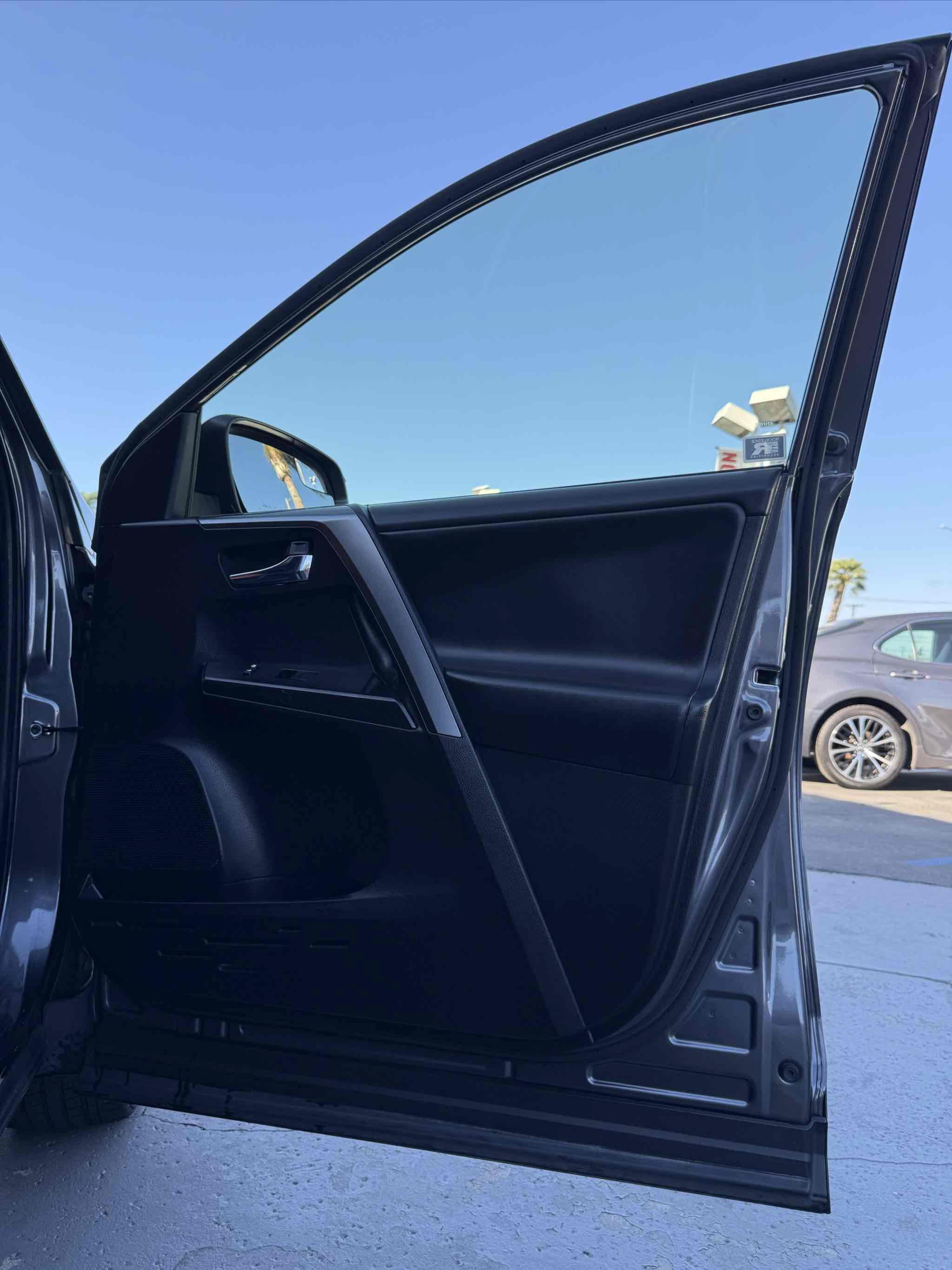Used 2018 Toyota RAV4 SE w/ All Weather Liner Package FWD image 57
