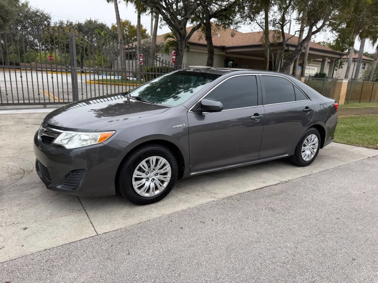 Used 2013 Toyota Camry LE image 3