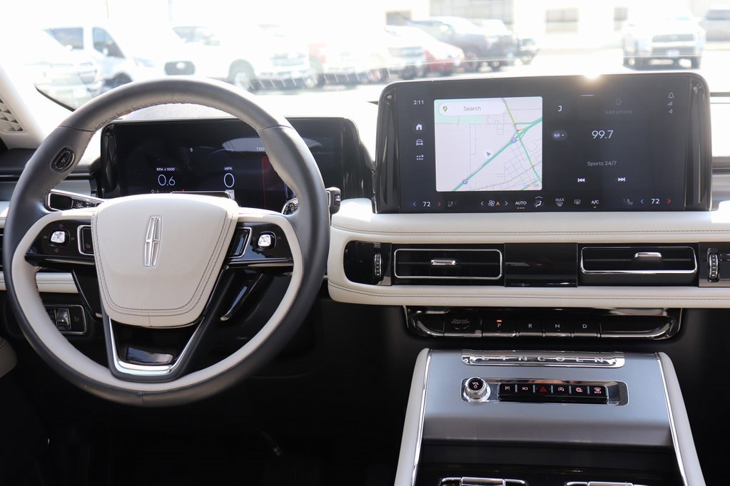 Used 2025 Lincoln Aviator AWD image 2