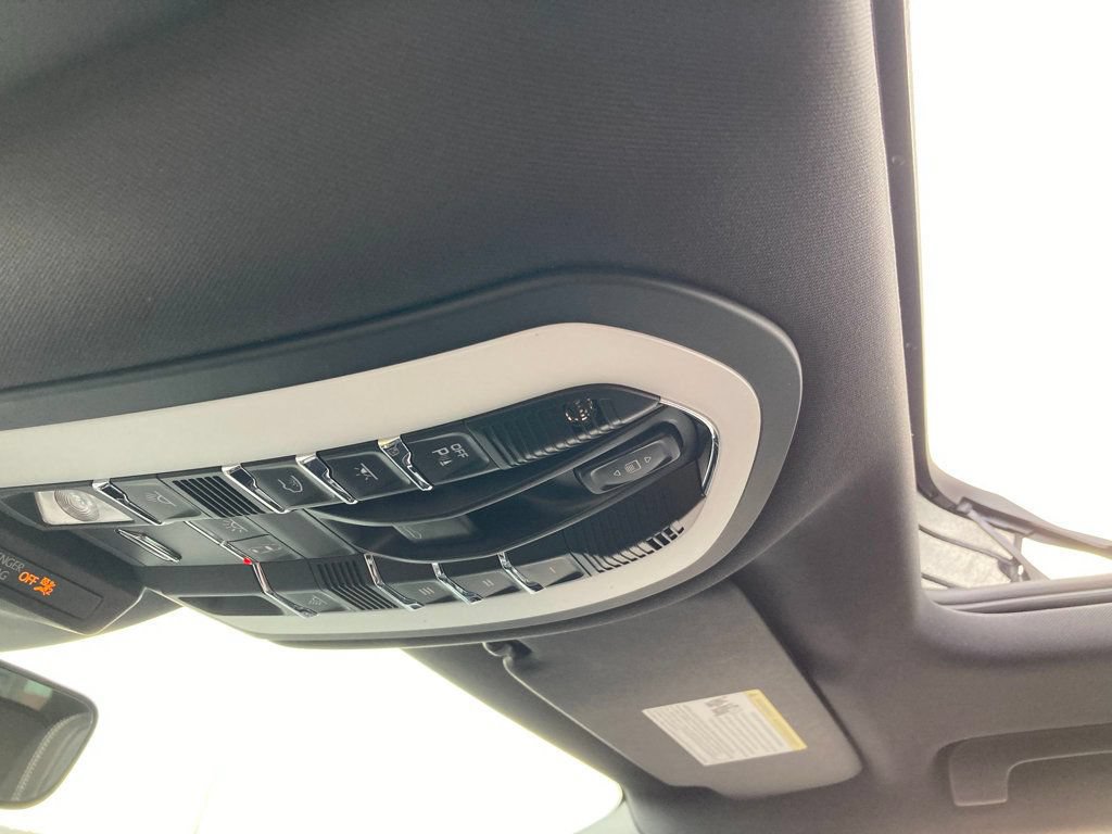Used 2025 Porsche Macan AWD/4WD image 20