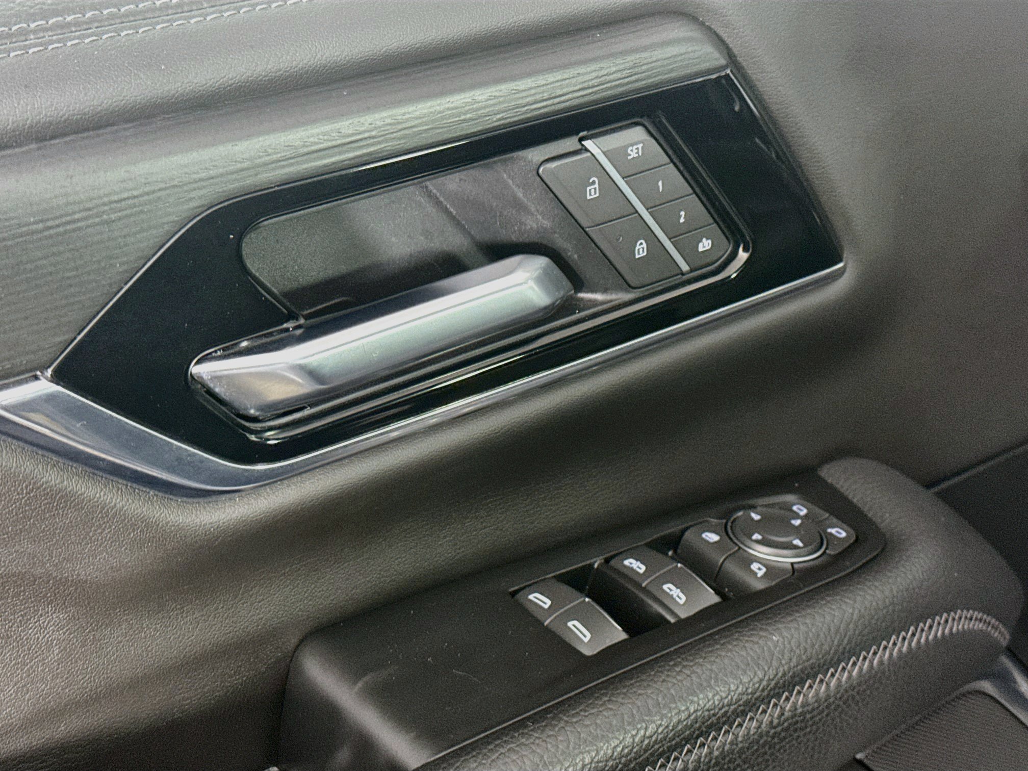 Used 2025 GMC Yukon Denali RWD image 24