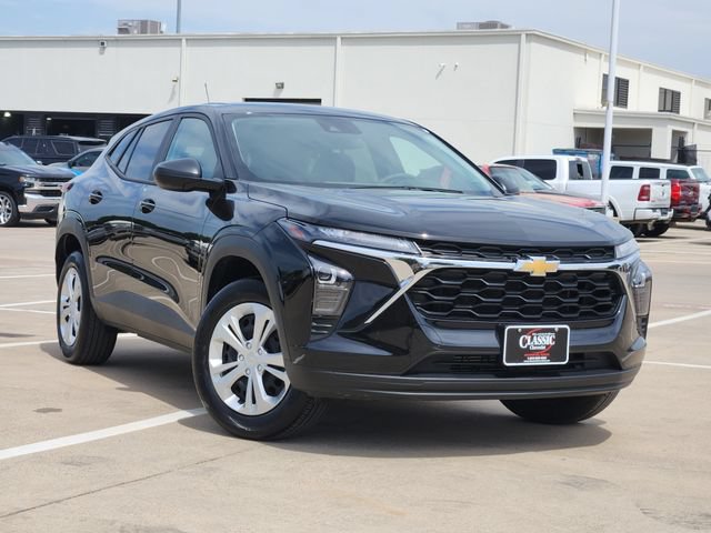 Used 2026 Chevrolet Trax LS FWD image 2
