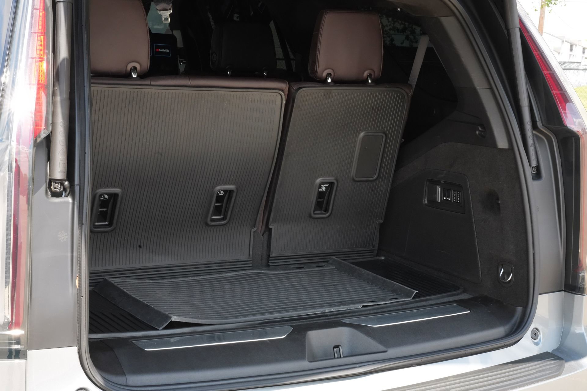 Certified 2024 Cadillac Escalade V w/ LPO, ONYX Package AWD/4WD image 23