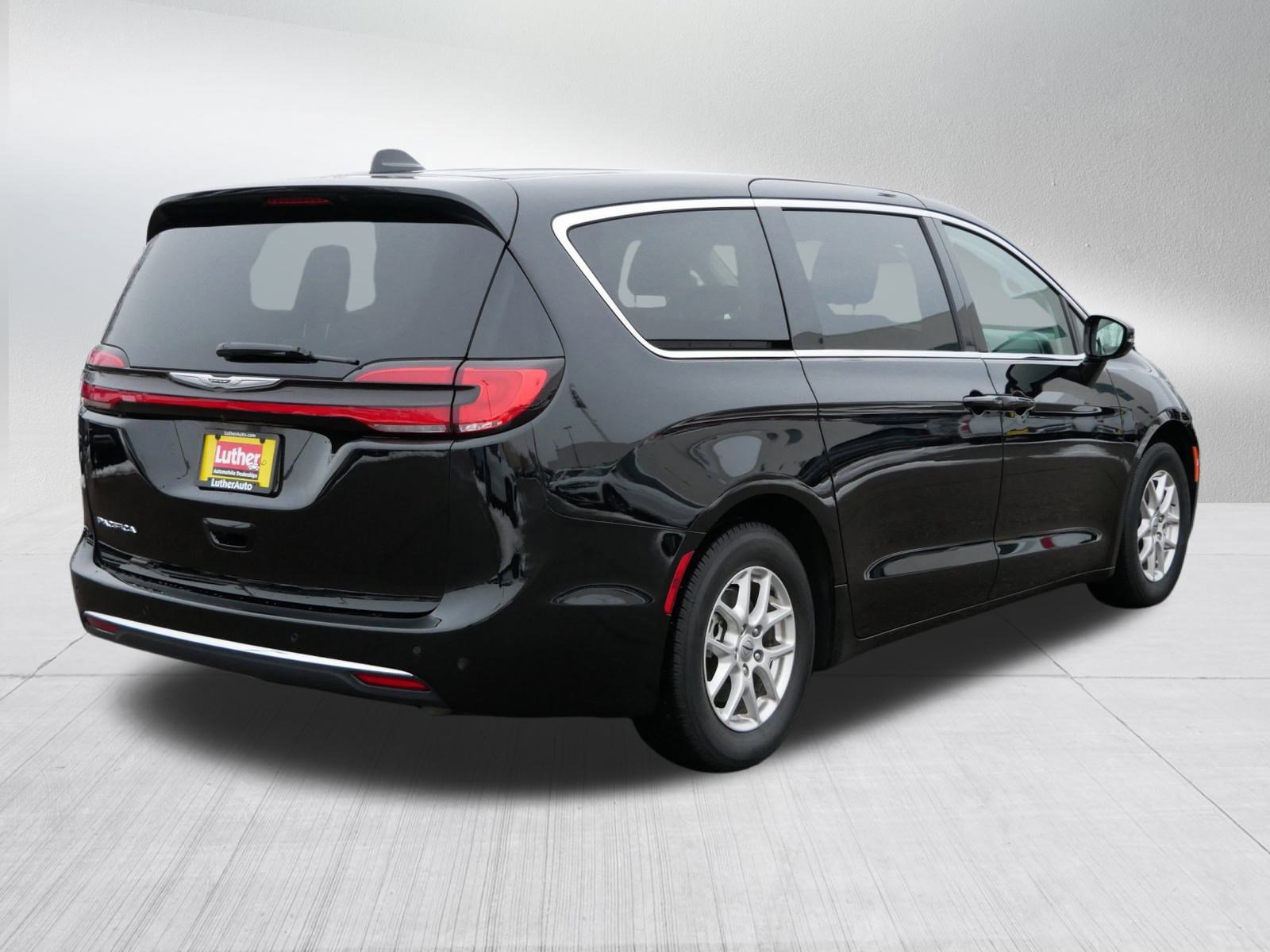 Used 2024 Chrysler Pacifica Touring-L image 7