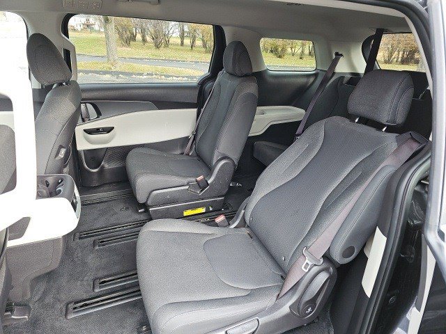 Used 2022 Kia Carnival LX image 18