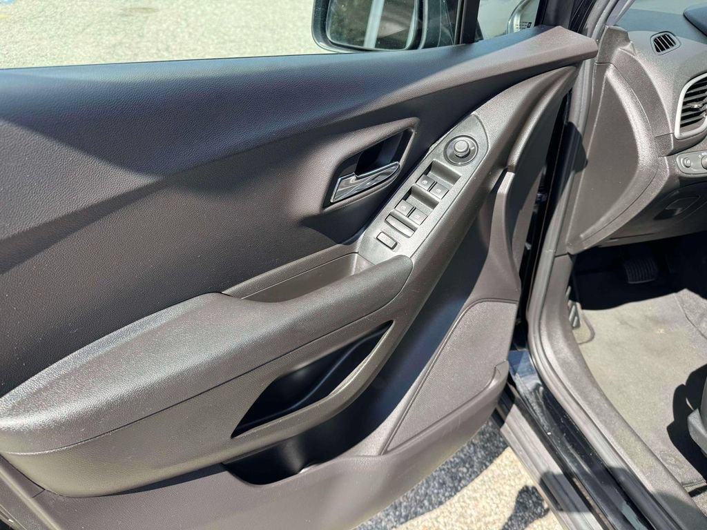 Used 2018 Chevrolet Trax LT w/ Redline Edition AWD/4WD image 16