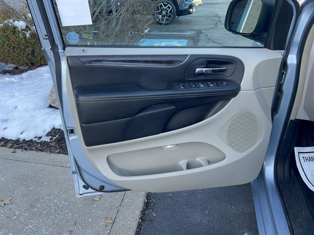 Used 2013 Chrysler Town & Country Touring image 15