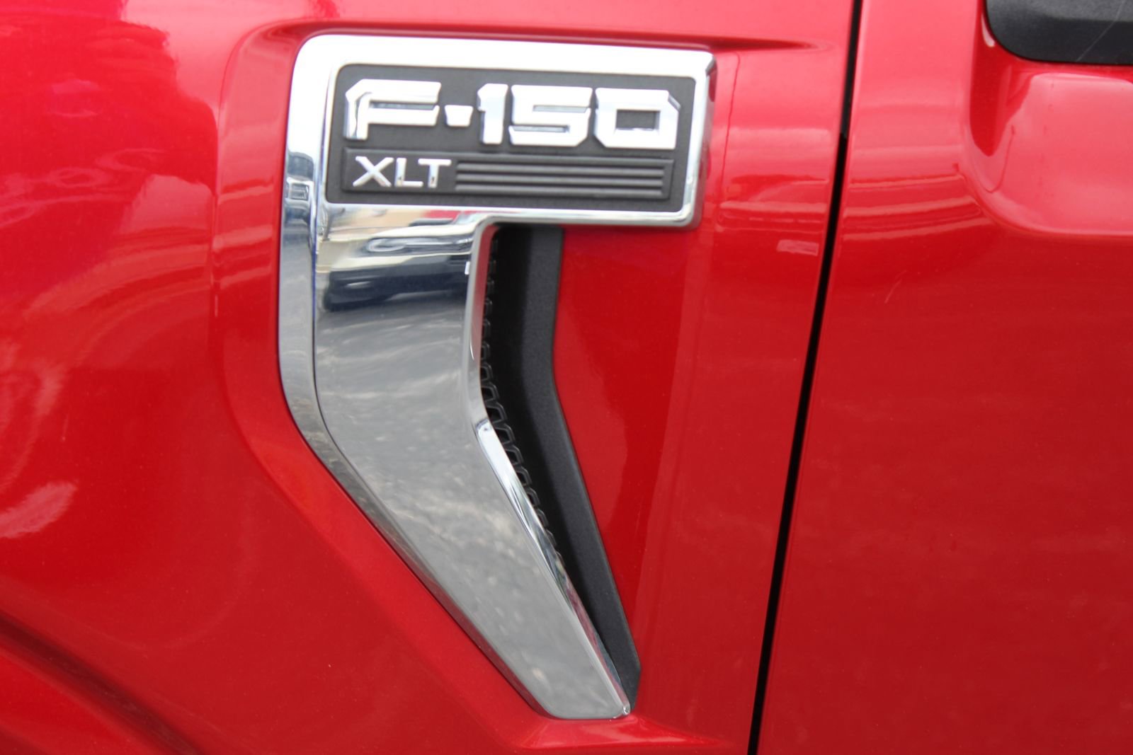 Used 2025 Ford F150 XLT w/ Equipment Group 301A Standard AWD/4WD image 3