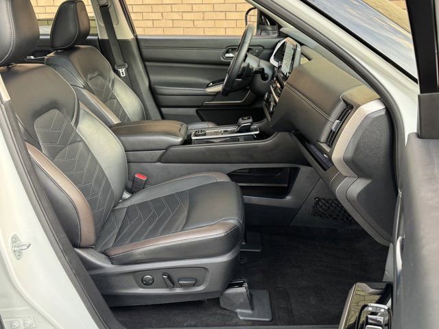Used 2024 Nissan Pathfinder Platinum AWD/4WD image 7