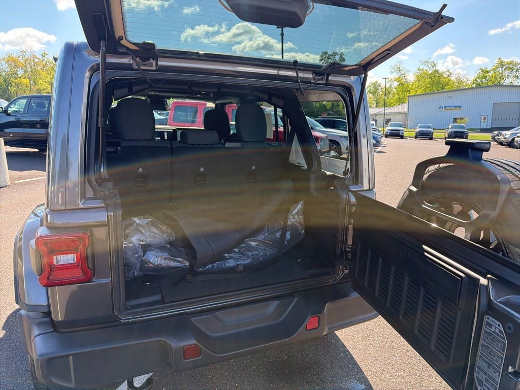 Certified 2025 Jeep Wrangler Unlimited Sahara AWD/4WD image 18