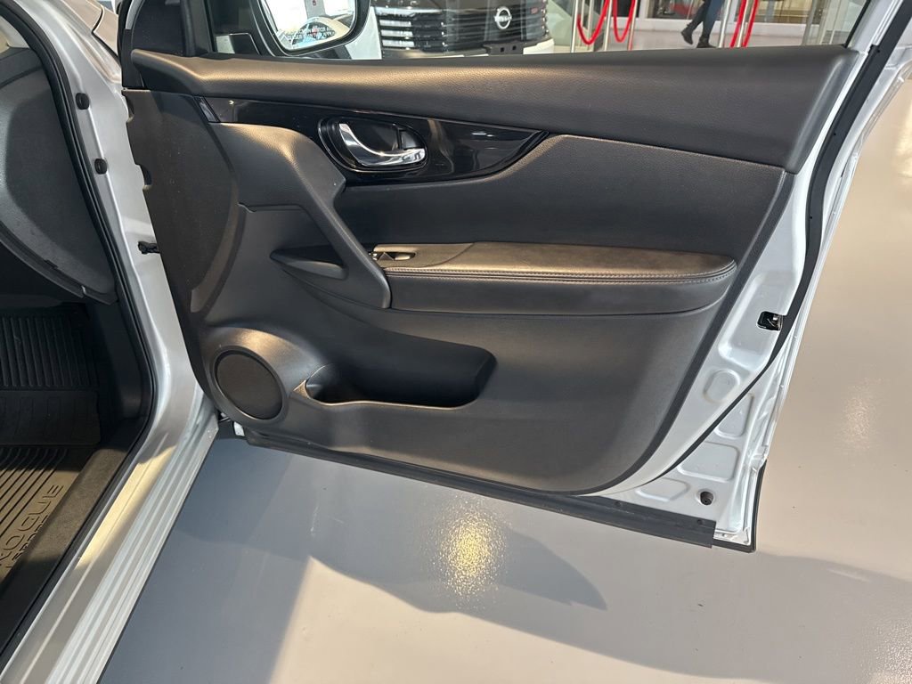 Used 2022 Nissan Rogue Sport SV image 32