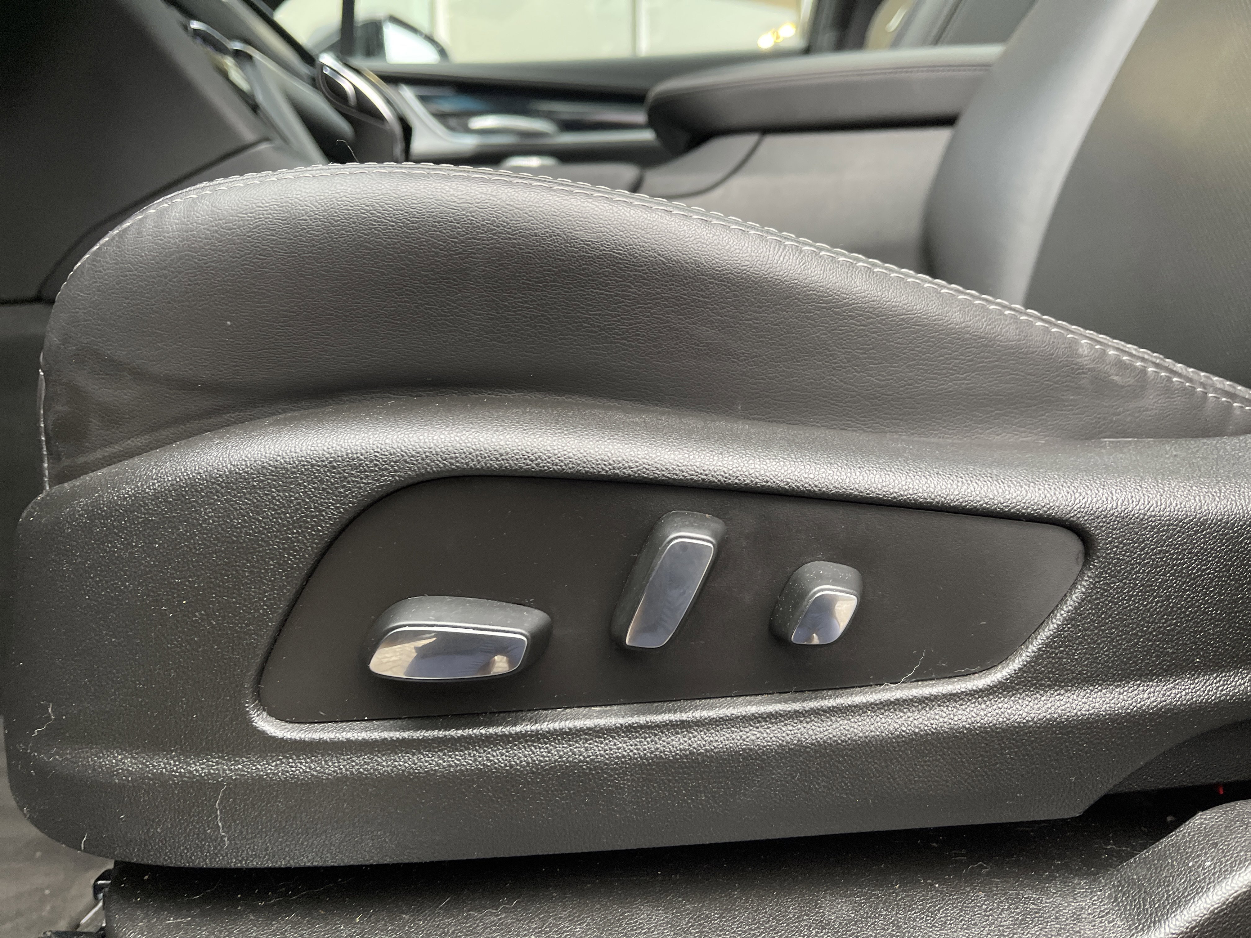 Certified 2025 Cadillac XT5 Premium Luxury image 18