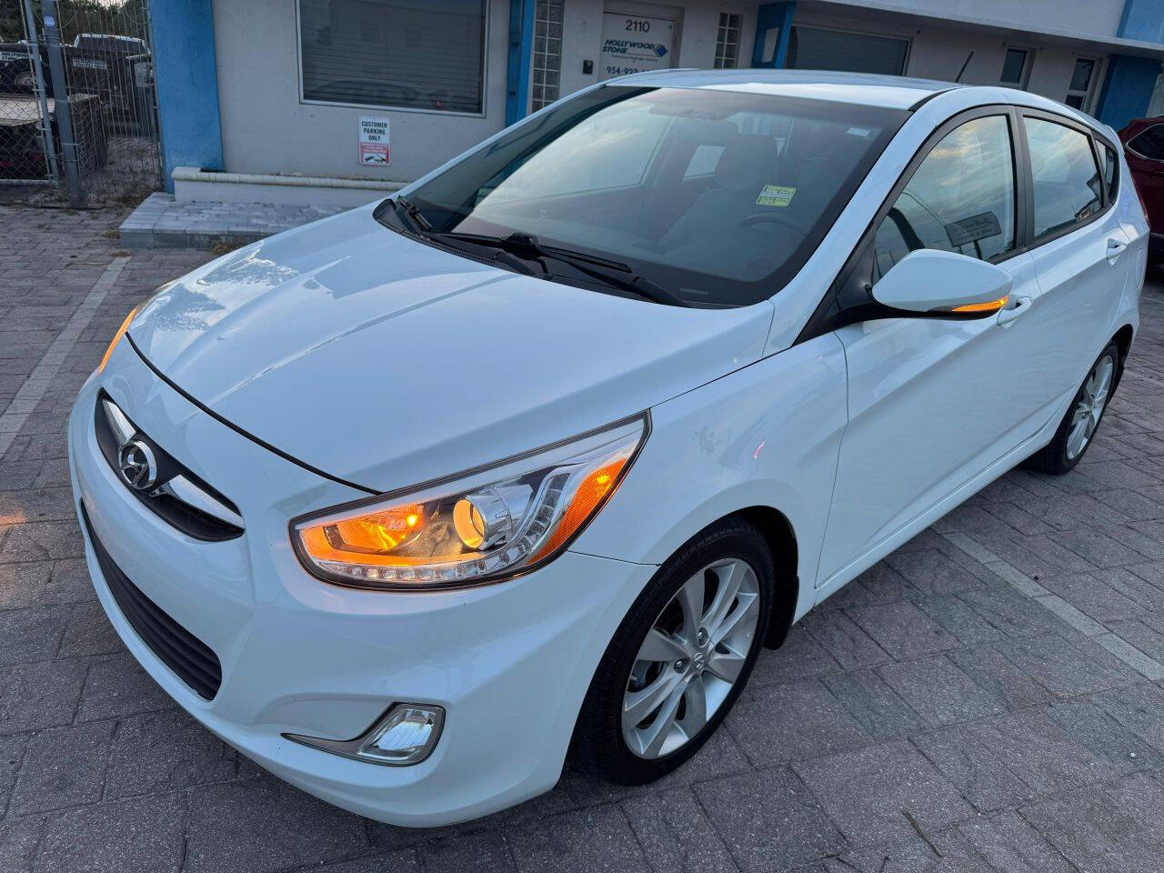 Used 2014 Hyundai Accent SE FWD image 1