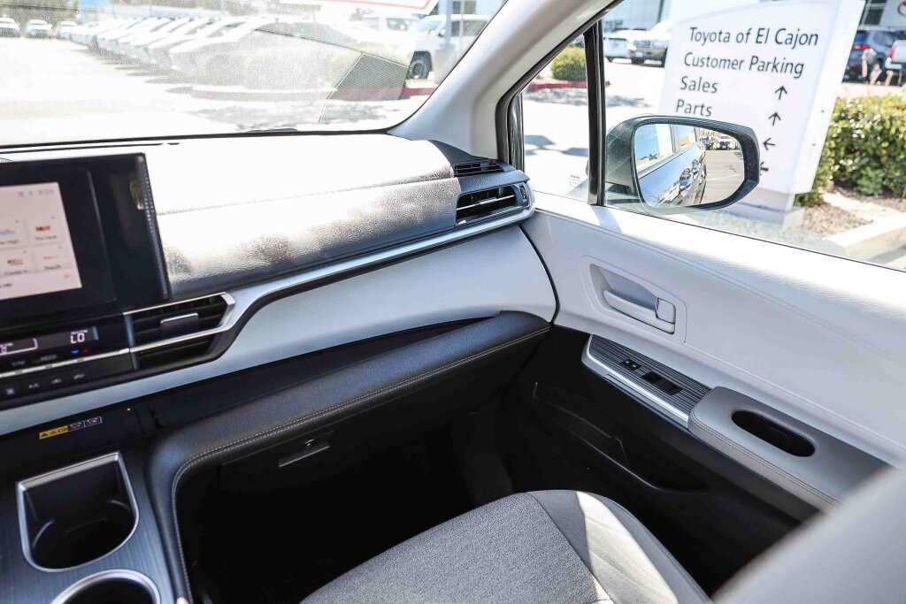 Certified 2025 Toyota Sienna LE FWD image 6