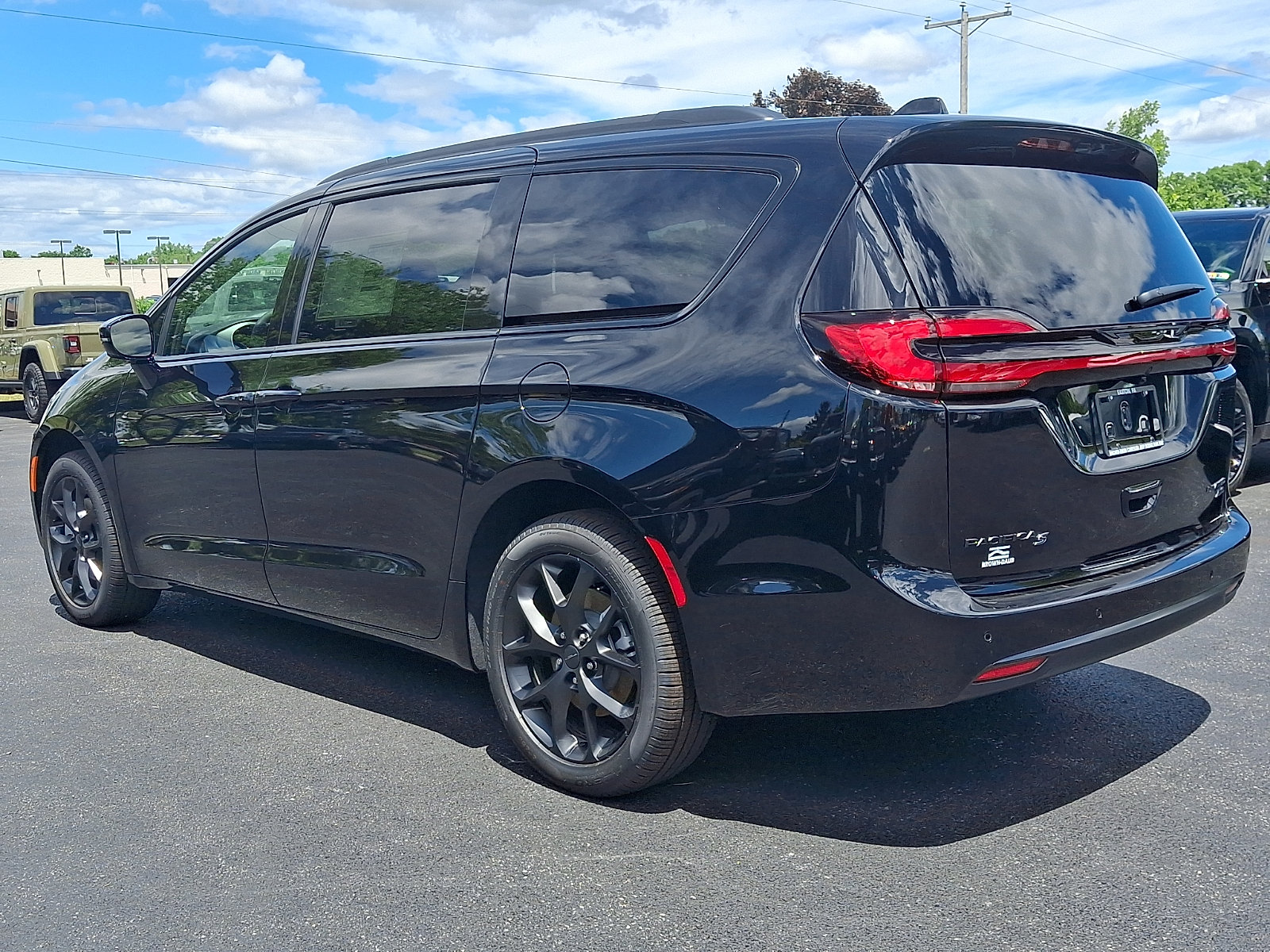 New 2027 Chrysler Pacifica Limited AWD/4WD image 4