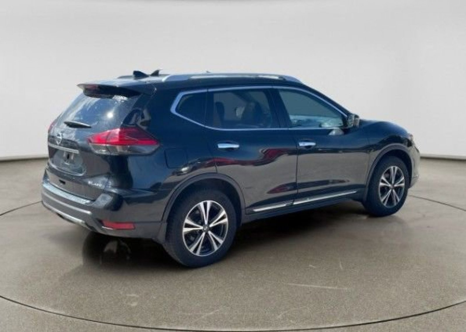 Used 2017 Nissan Rogue SL w/ SL Premium Package AWD/4WD image 3