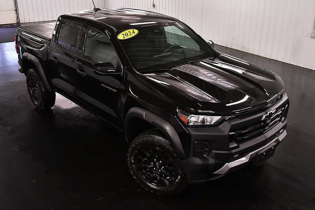 Used 2024 Chevrolet Colorado Trail Boss w/ Technology Package AWD/4WD image 15
