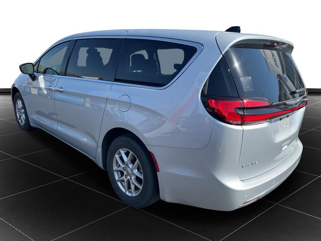 Used 2024 Chrysler Pacifica Touring-L FWD image 3