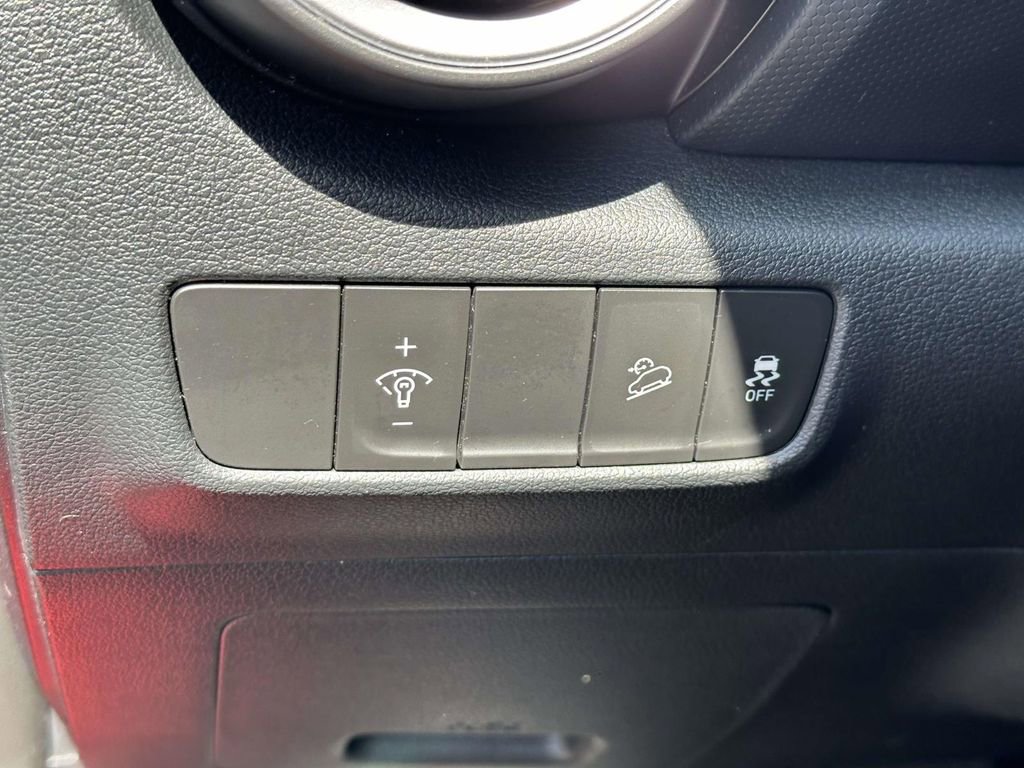 Certified 2023 Hyundai Kona SEL AWD/4WD image 18