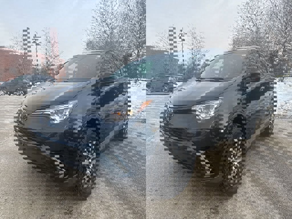 Used 2018 Toyota RAV4 LE w/ All Weather Liner Package image 4