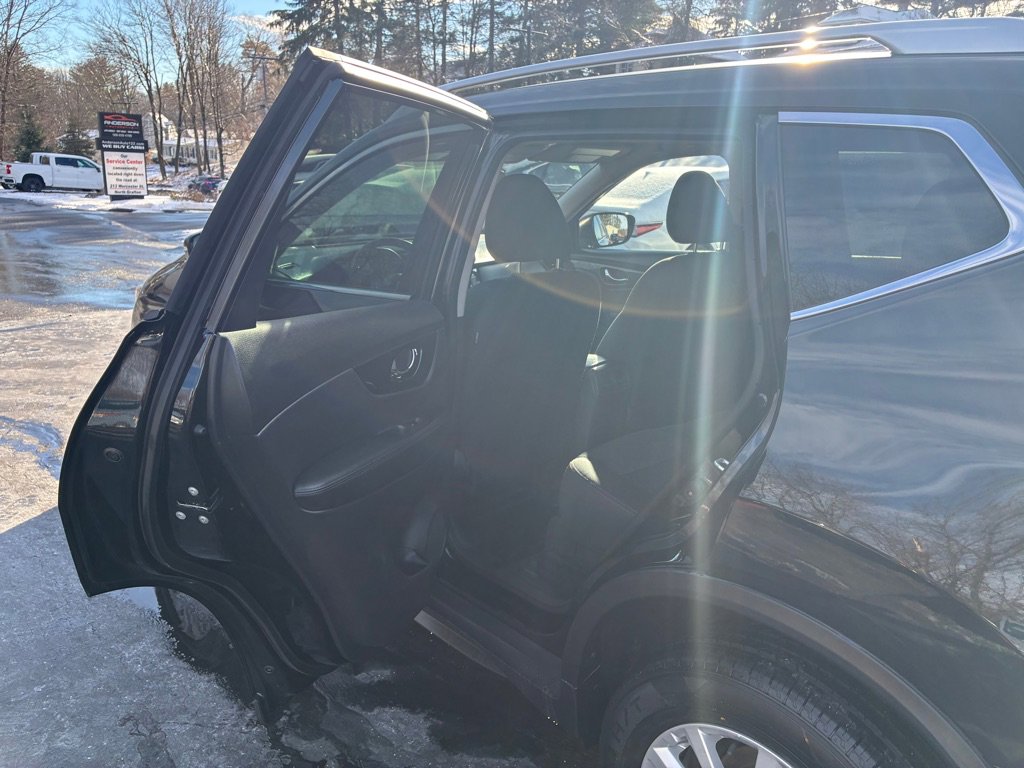 Used 2018 Nissan Rogue SV w/ Premium Package image 16