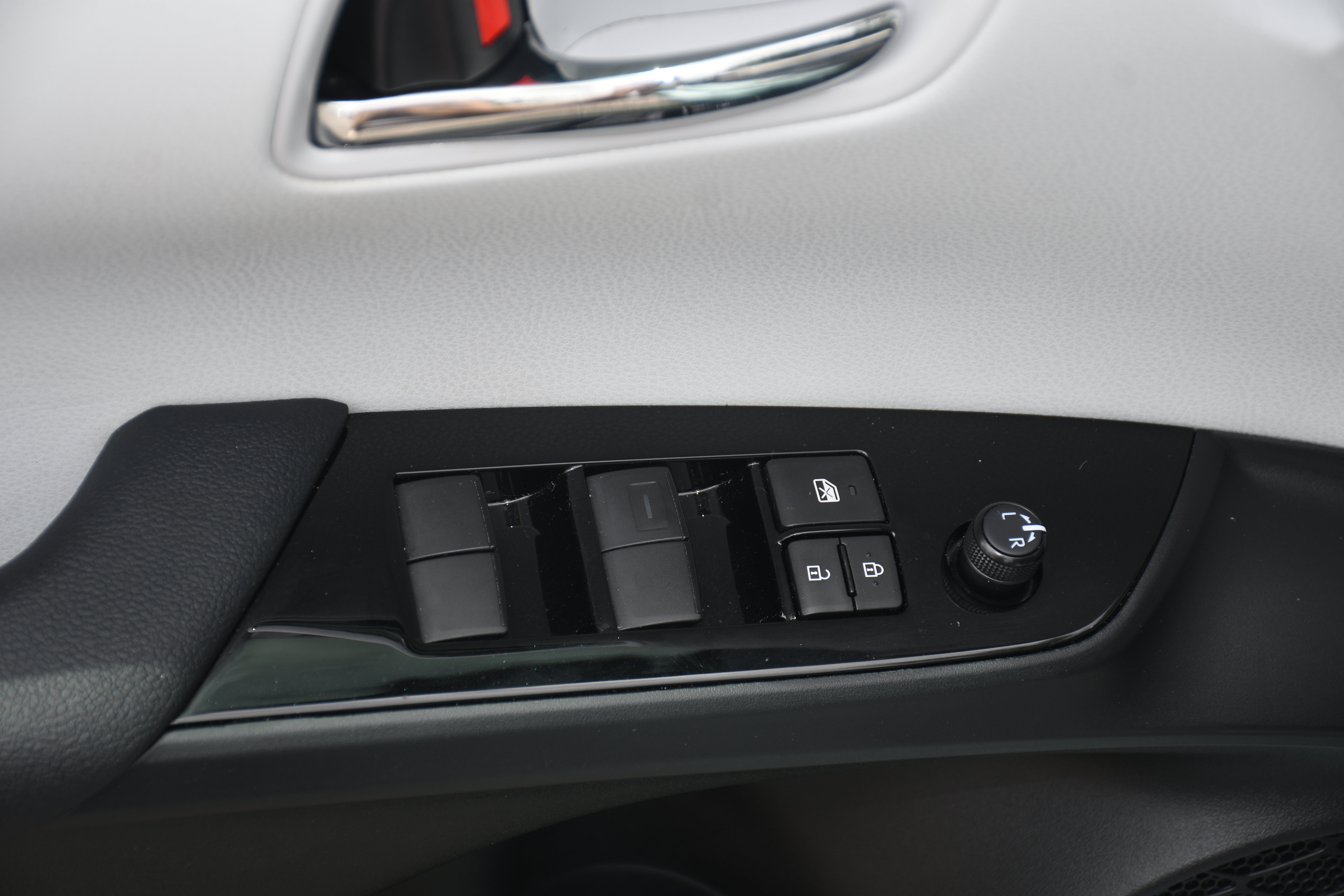 Certified 2022 Toyota Prius Limited w/ Premium Convenience Package FWD image 11