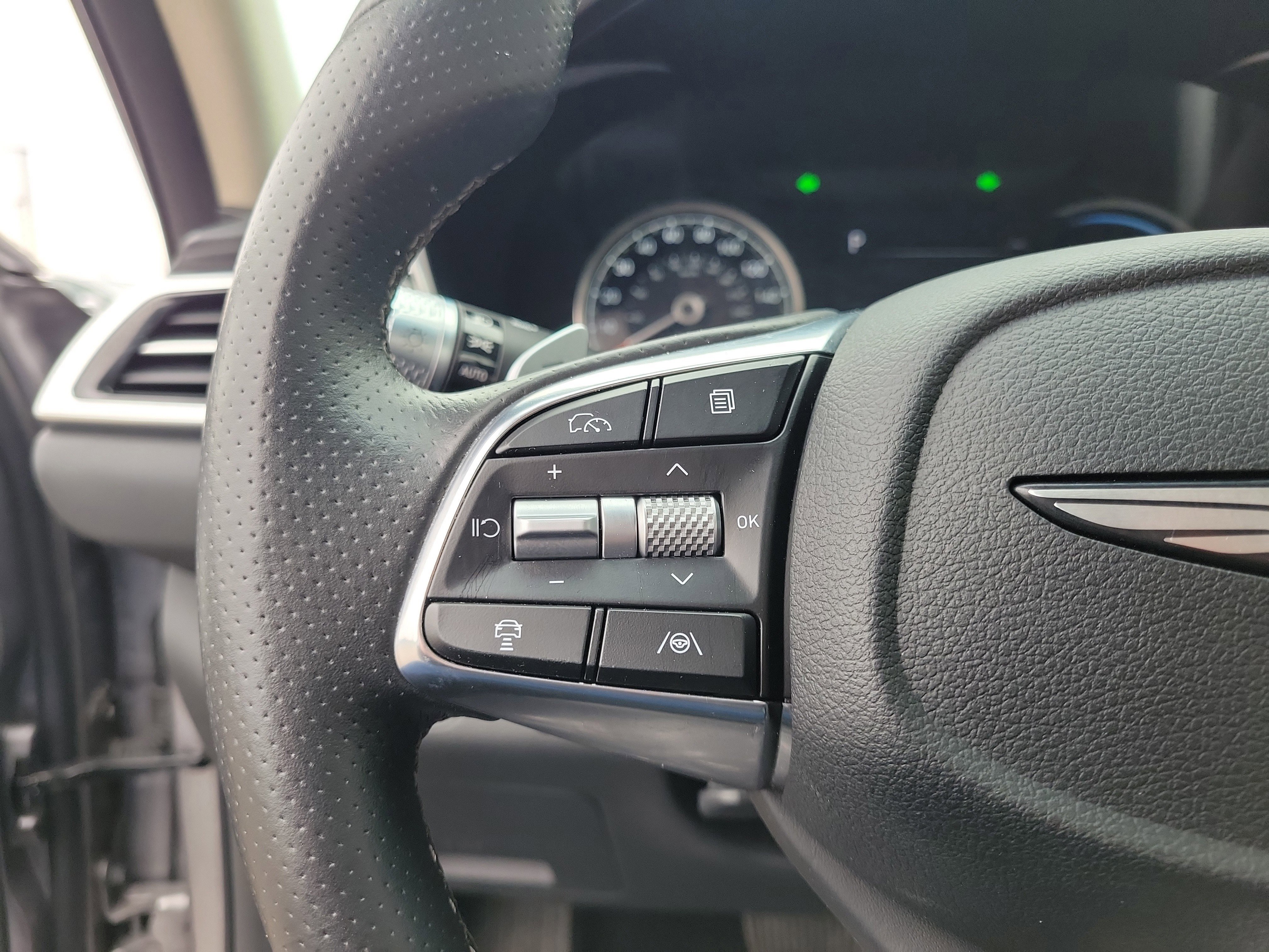 Used 2025 Genesis G70 2.5T image 22