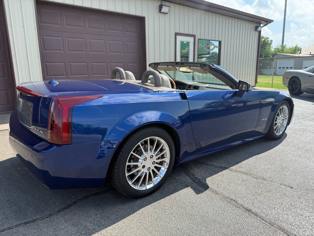 Used 2005 Cadillac XLR RWD image 9