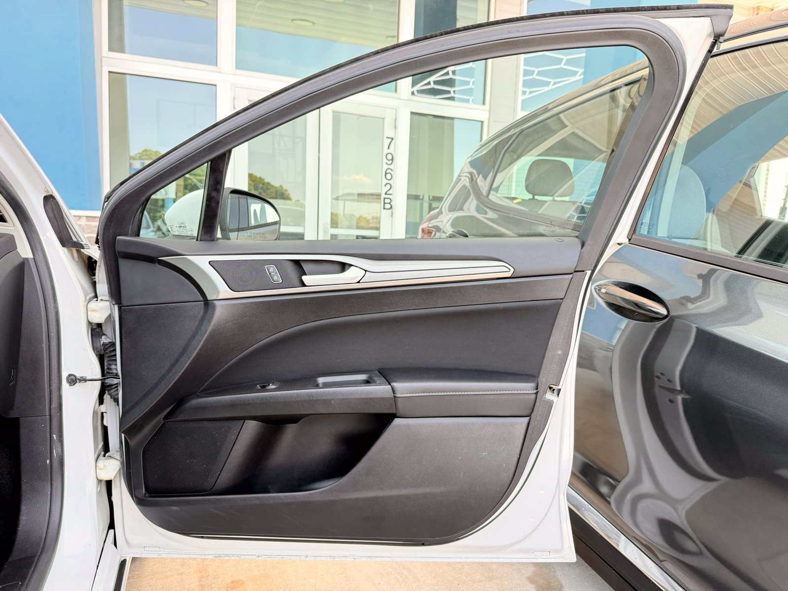 Used 2019 Ford Fusion SE FWD image 18