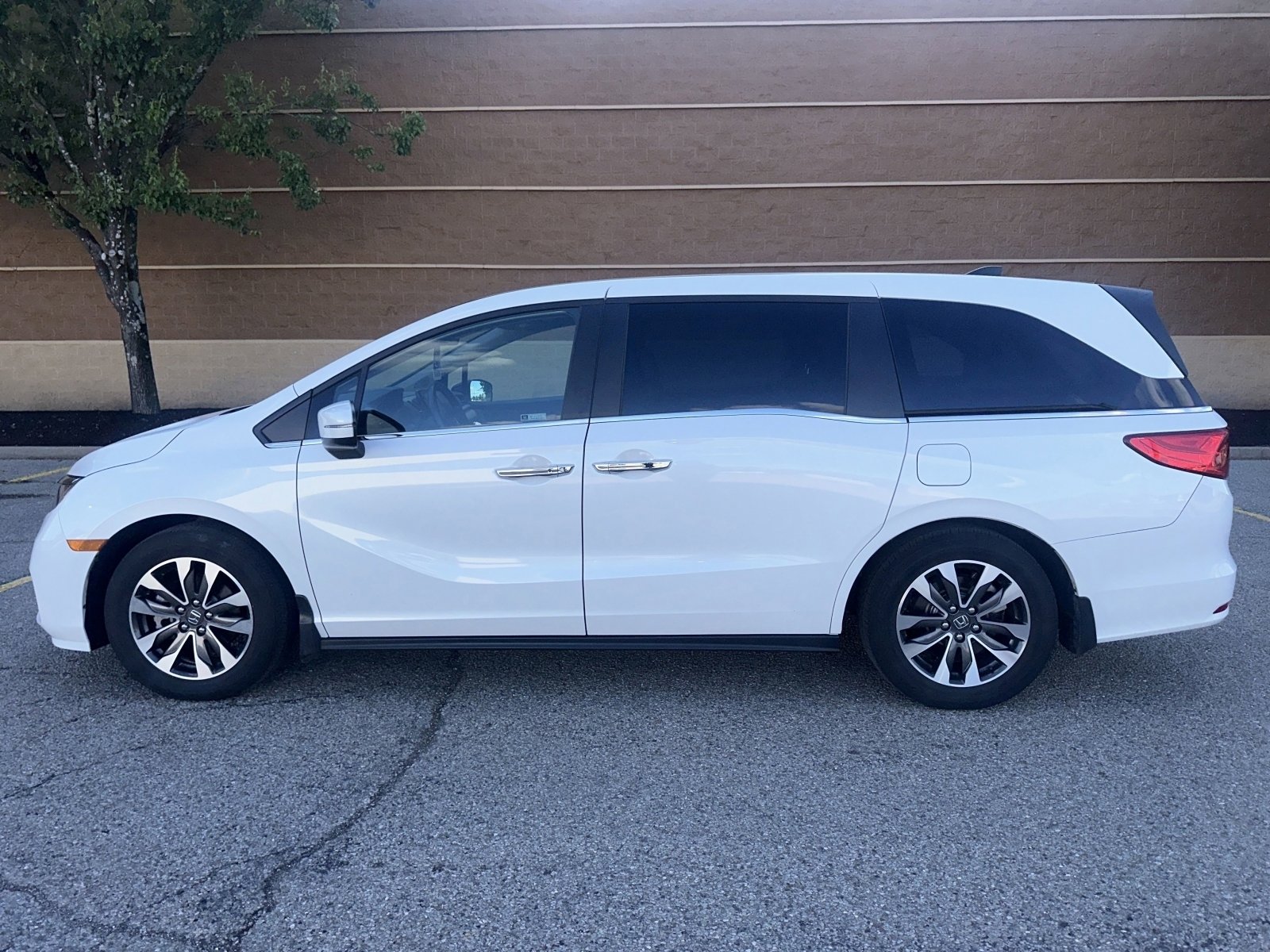 Used 2023 Honda Odyssey EX-L image 2