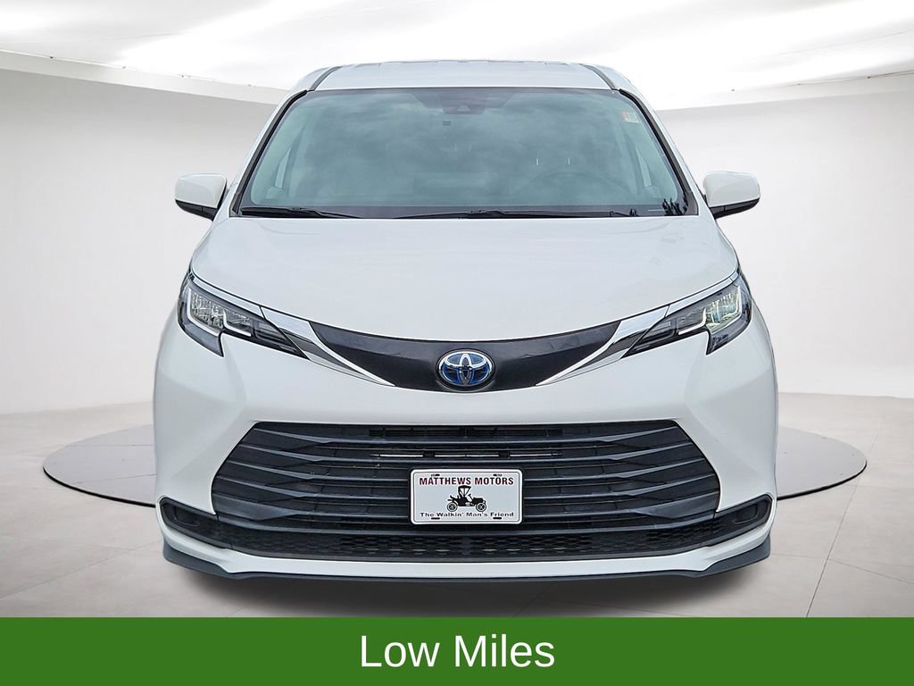 Used 2022 Toyota Sienna LE FWD image 2