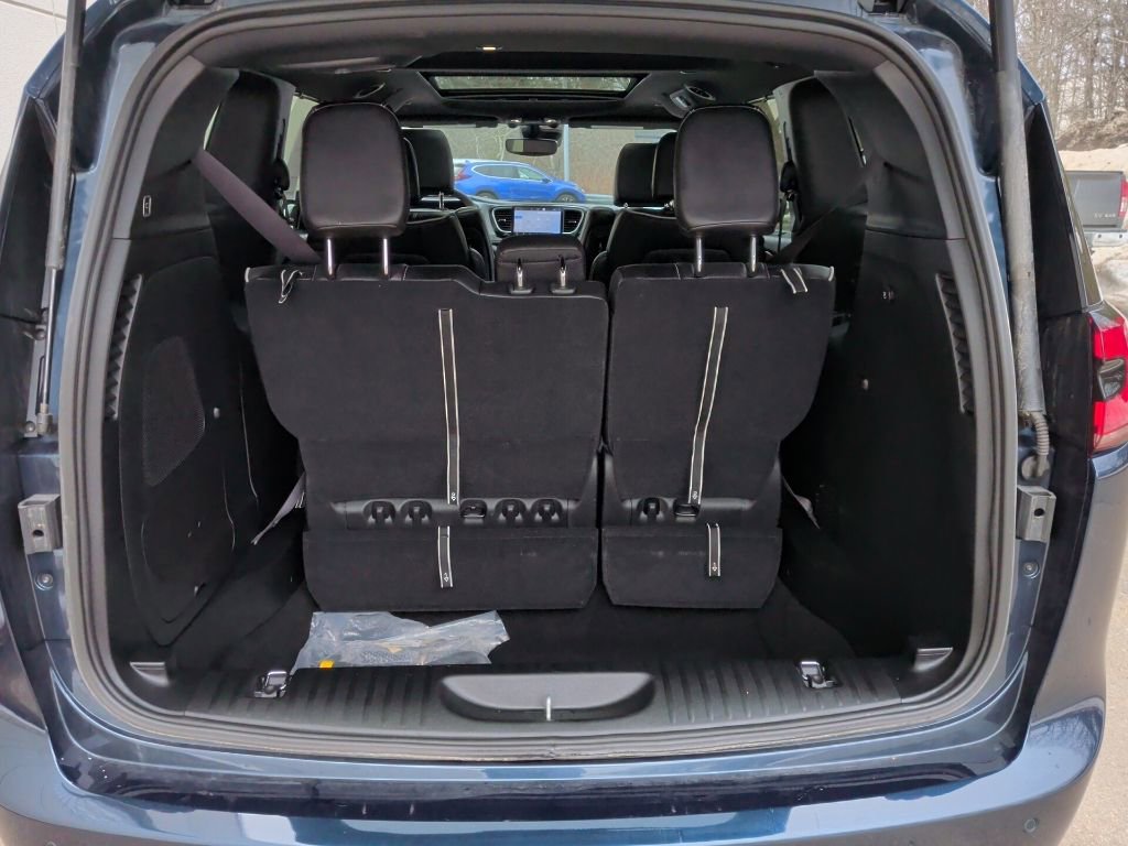 Used 2025 Chrysler Pacifica Limited w/ Uconnect Theater Family Group image 12