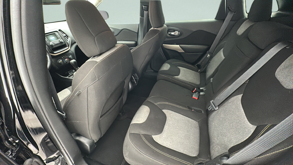Used 2017 Jeep Cherokee Sport FWD image 9