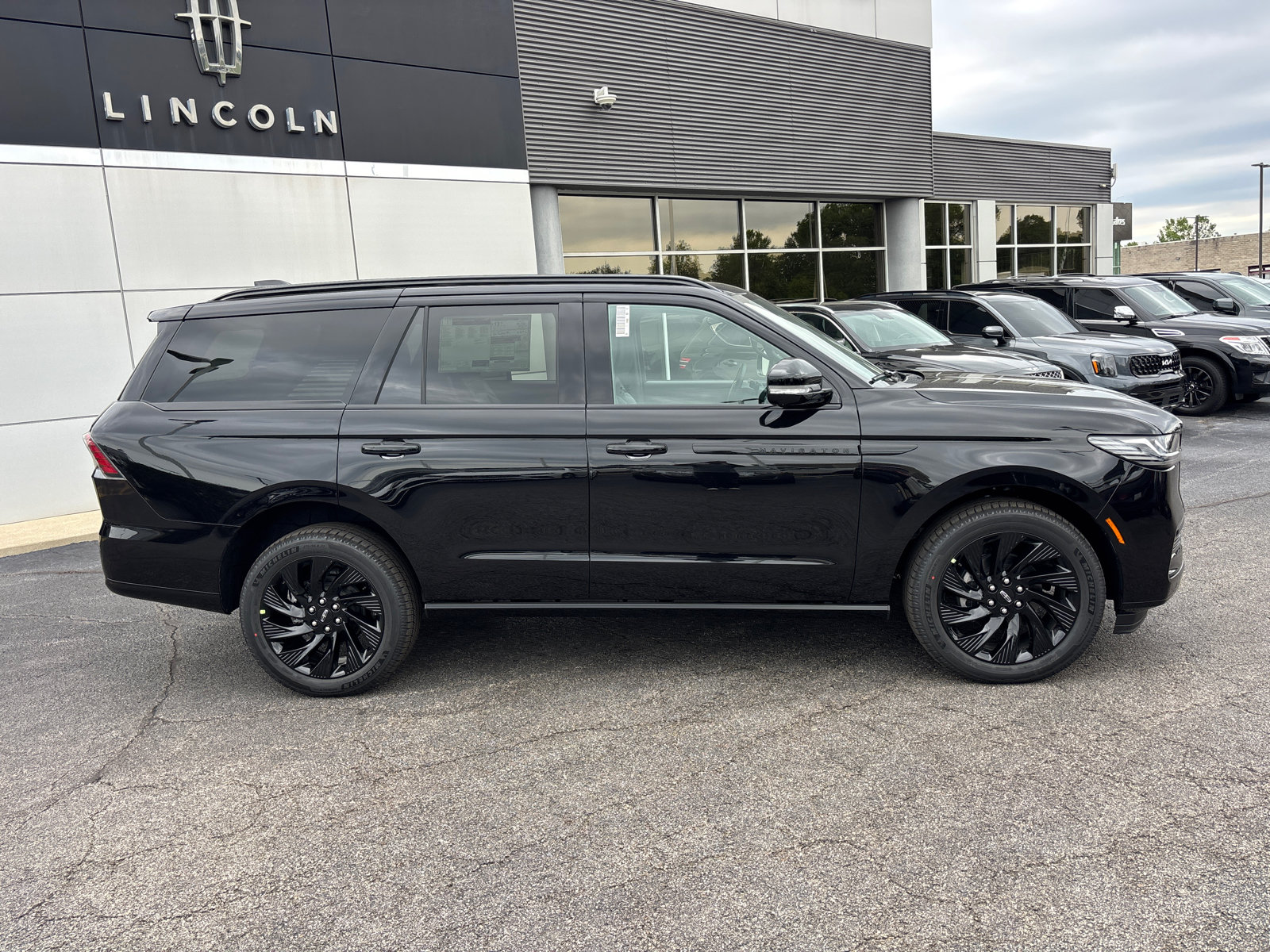New 2027 Lincoln Navigator Reserve w/ Jet Appearance Package AWD/4WD image 8