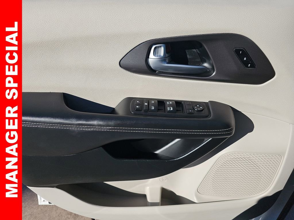 Used 2024 Chrysler Pacifica Touring-L image 28