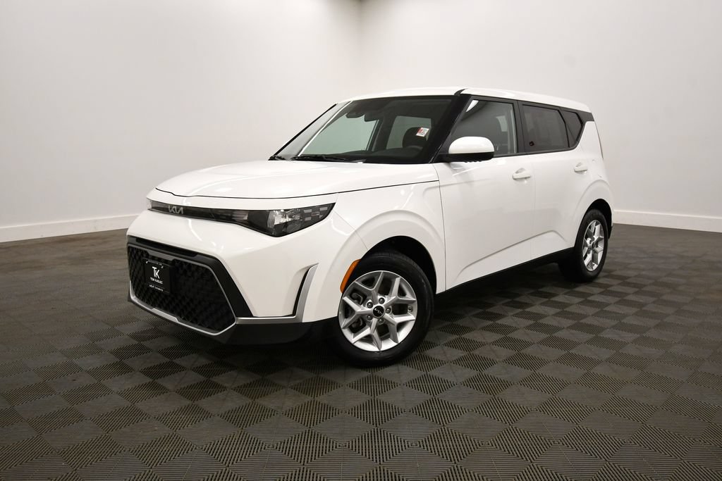 Certified 2025 Kia Soul LX w/ LX Technology Package FWD image 2