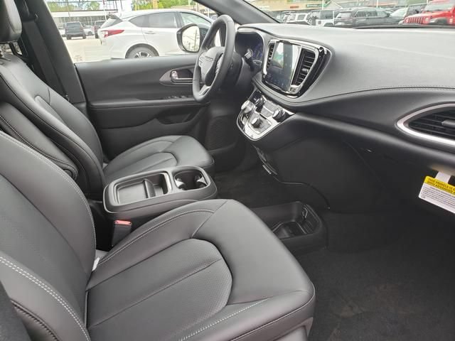 New 2027 Chrysler Pacifica Select FWD image 19