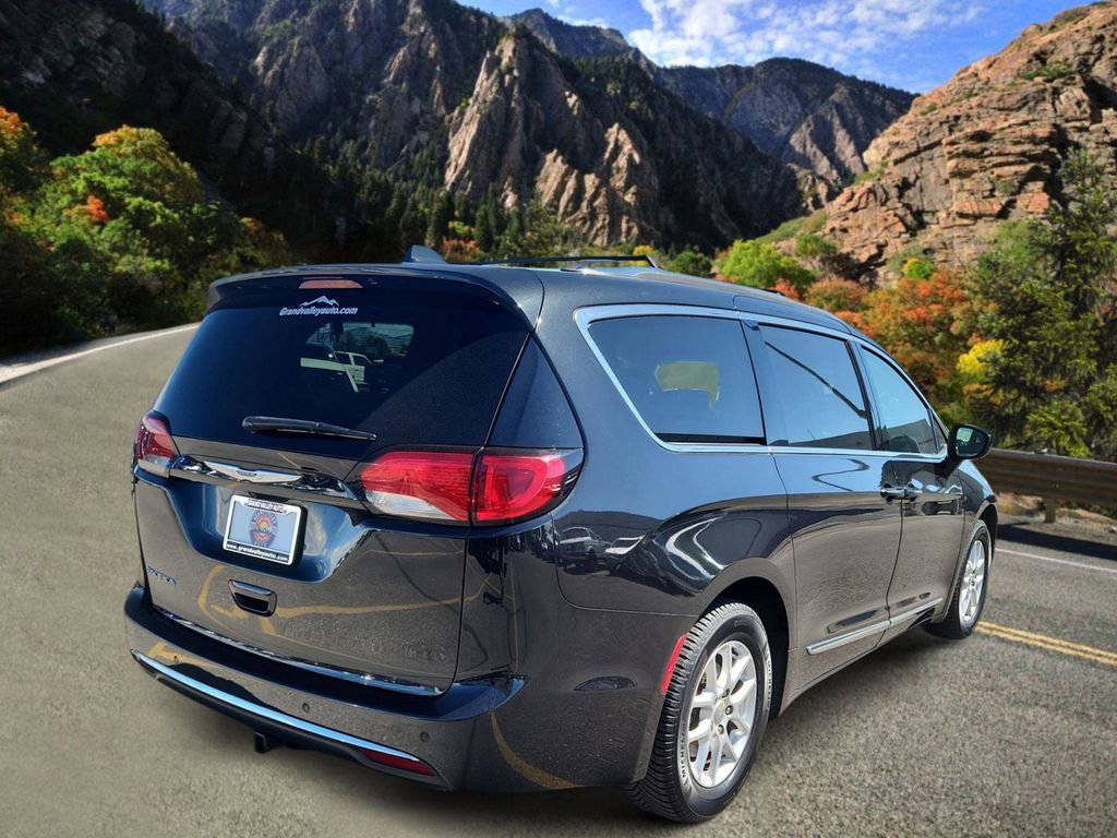 Used 2020 Chrysler Pacifica Touring-L FWD image 3