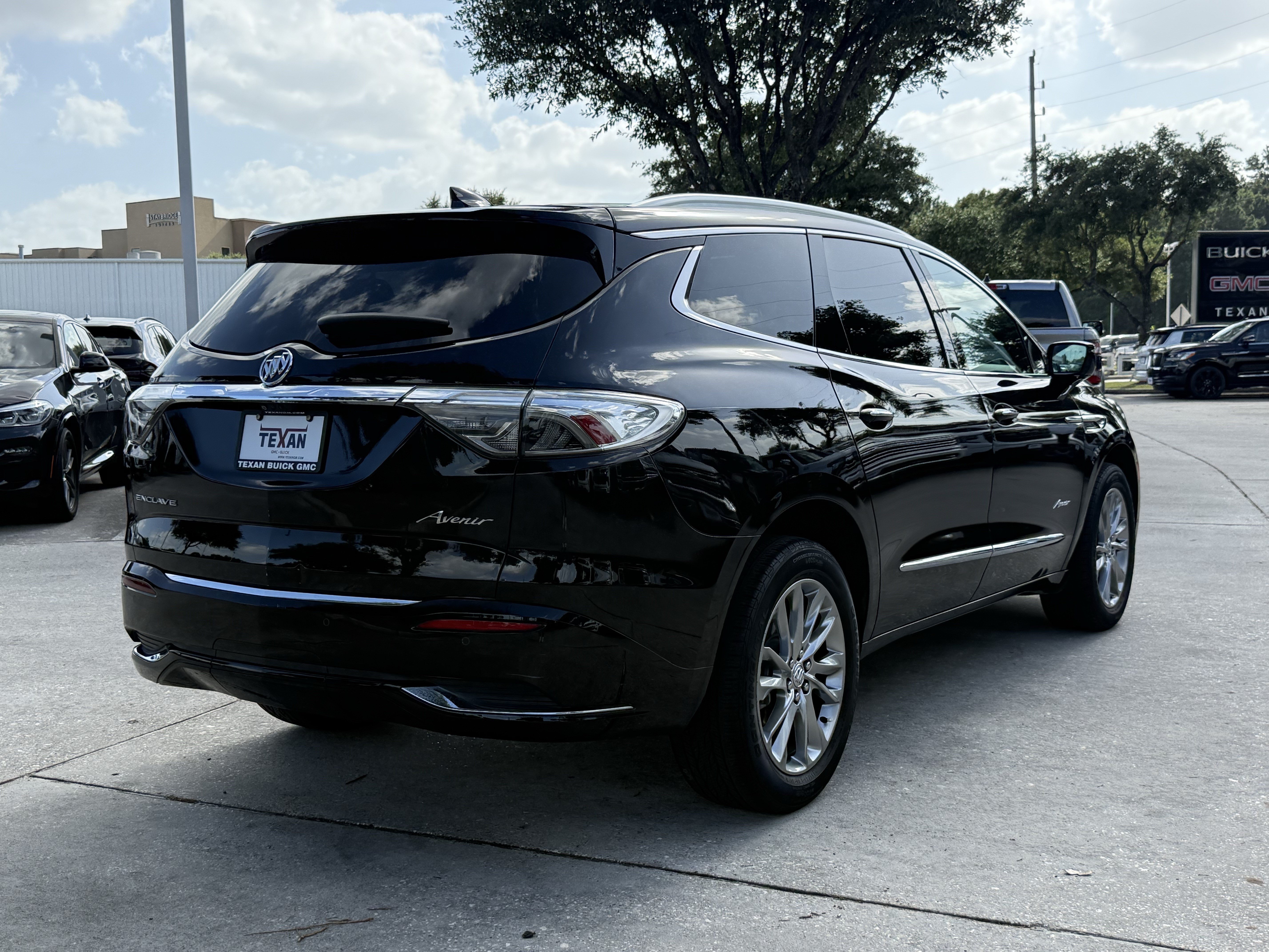Used 2023 Buick Enclave Avenir w/ Avenir Technology Package FWD image 5