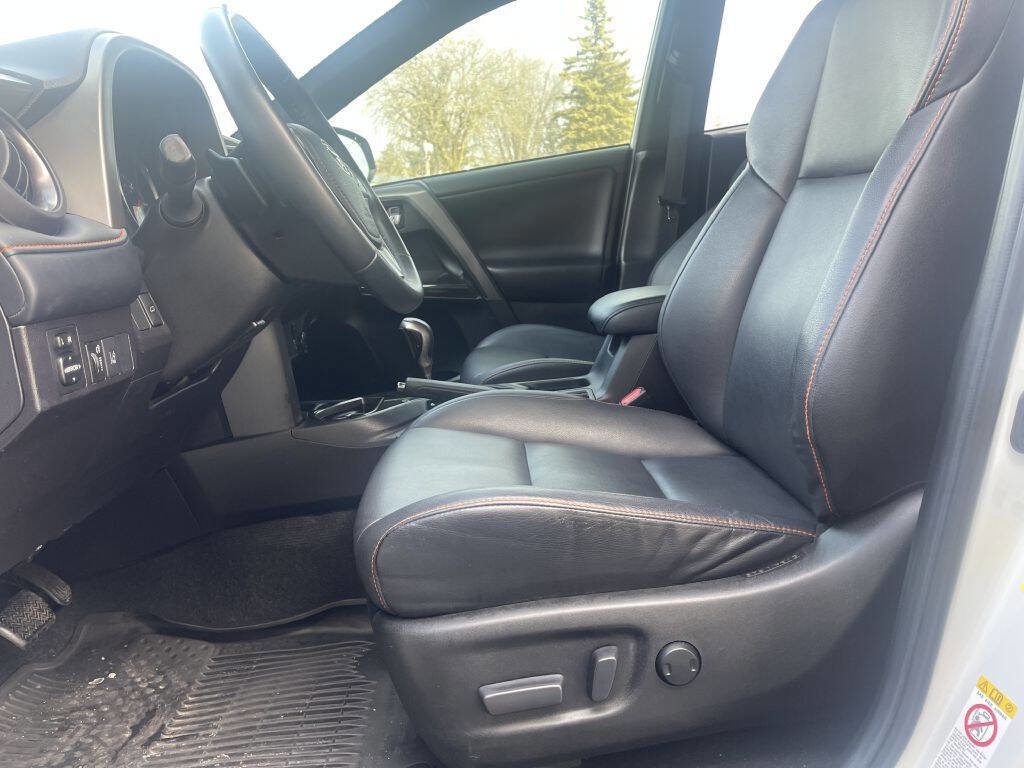 Used 2018 Toyota RAV4 SE image 14